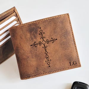 Ideas de regalos para hombres religiosos, billetera grabada, regalo personalizado para hombres cristianos, papá, jefe, billetera de cuero genuino, billetera para hombres grabada, diseño de cruz