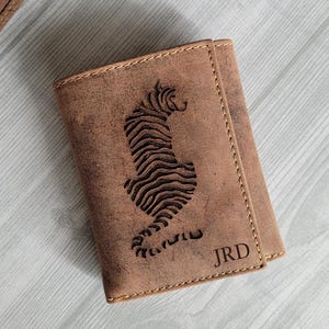 Portefeuille à trois volets en cuir parfait pour hommes, monogramme personnalisé RFID, gravure des initiales, portefeuille pour homme, cadeau petit ami, pour papa, mari