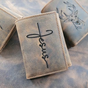 Ideas de regalos navideños personalizados, regalo personalizado para hombres cristianos, papá, jefe, billetera de cuero genuino, billetera para hombres grabada, regalo de cruz para abuelo