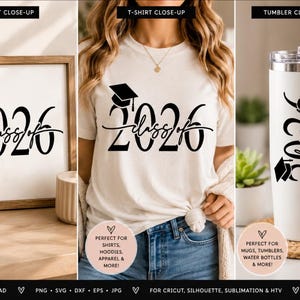 Puede incluir: Una colección que incluye una impresión enmarcada, una camiseta blanca y un vaso blanco, cada uno con el texto negro "class of 2026" y un icono de birrete de graduación. El diseño se presenta en tres formatos para mostrar su aplicación.