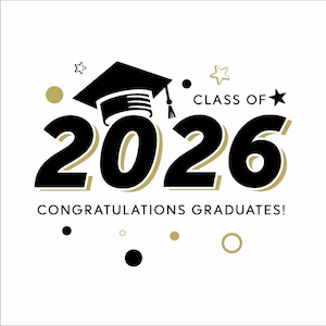 Może przedstawiać: Projekt z motywem ukończenia szkoły z napisem "Class of 2026" i "Congratulations Graduates!" w kolorze czarnym i złotym. W projekcie znajdują się również czapka absolwenta i gwiazdy na białym tle.