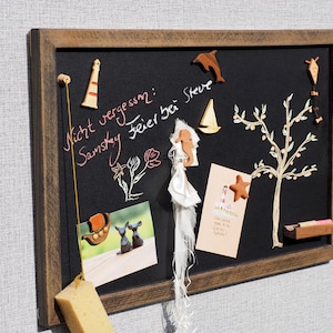 große Pinnwand Magnettafel Kreidetafel mit Buche Holzrahmen geölt, mit 6 Pinnfiguren, 70 x 44 cm groß für Küche, Café, Büro, Kinderzimmer