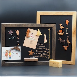 Pinnwand Magnettafel Kreidetafel mit Eiche Holzrahmen natur, mit sechs Pinnfiguren, 44 x 34 cm groß für Küche, Kinderzimmer, Café, Büro