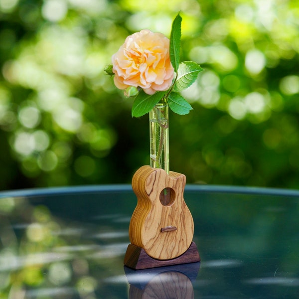 Gitarren Deko Vase aus venezianischer Olive oder Bocote mit Vasenglas und Sockel, tolle Geschenkidee