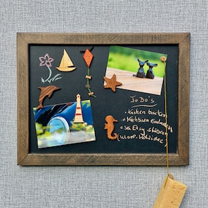 Pinnwand Magnettafel Kreidetafel mit Holzrahmen midnight black, mit sechs Pinnfiguren, 44x34 cm groß für Küche, Kinderzimmer, Café, Büro