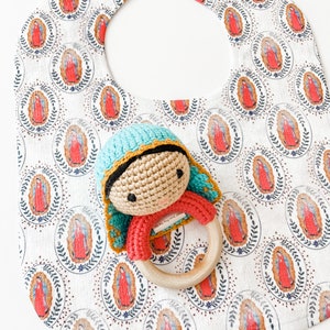 Babero y sonajero de Nuestra Señora de Guadalupe / Regalo católico para bebé / Regalo de bautismo católico