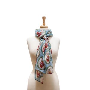 Szalik Niepokalanego Serca Maryi | Niebieski kwiatowy nadruk katolicki, dołączony Cudowny Medalik