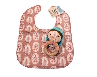 Wunderbare Medaille Baby Lätzchen und Mutter Natur Rassel Set | Katholische Taufgeschenk