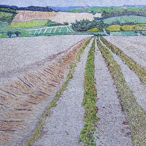 以下が含まれることがあります： 前景に小麦畑のある田園風景の絵画。畑には緑色の植物が3列並んでおり、遠くには丘と木々が連なっている