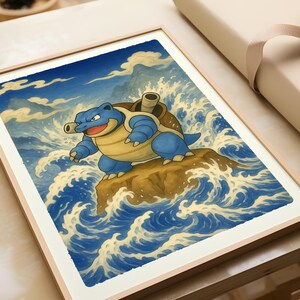 Puede incluir: Impresi&oacute;n art&iacute;stica enmarcada que presenta un personaje de tortuga de dibujos animados azul y marr&oacute;n claro sobre una roca en medio de olas estilizadas azules y blancas. La obra de arte tiene una est&eacute;tica japonesa, con un marco de madera clara.