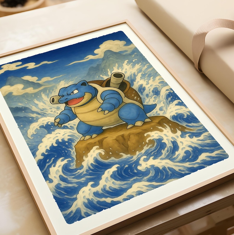 Puede incluir: Impresi&oacute;n art&iacute;stica enmarcada que presenta un personaje de tortuga de dibujos animados azul y marr&oacute;n claro sobre una roca en medio de olas estilizadas azules y blancas. La obra de arte tiene una est&eacute;tica japonesa, con un marco de madera clara.