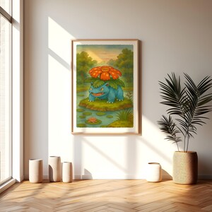 Puede incluir: Impresi&oacute;n art&iacute;stica enmarcada que presenta una criatura azul con una gran flor naranja en la espalda, sobre una peque&ntilde;a isla en un estanque. La obra de arte es de estilo acuarela, con un fondo de paisaje natural.