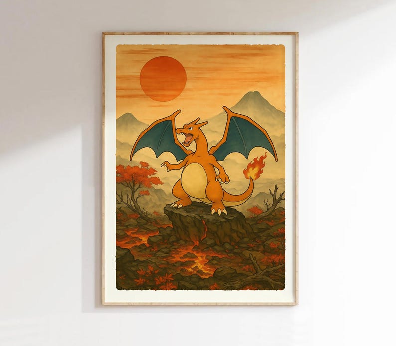 Puede incluir: Impresi&oacute;n enmarcada que presenta un Charizard naranja estilizado con alas verde azulado, de pie sobre un paisaje rocoso con una cola de fuego. El fondo incluye un sol poniente, monta&ntilde;as y &aacute;rboles de colores oto&ntilde;ales. La obra de arte tiene una est&eacute;tica vintage.