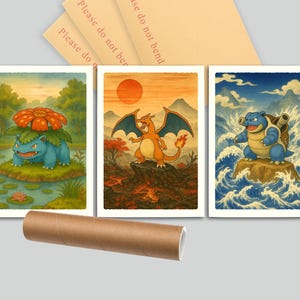 Puede incluir: Tres impresiones art&iacute;sticas con personajes de Pok&eacute;mon: Venusaur, Charizard y Blastoise. Cada impresi&oacute;n muestra un Pok&eacute;mon diferente en un paisaje esc&eacute;nico con colores vibrantes. Tambi&eacute;n se ve un tubo de cart&oacute;n marr&oacute;n y tres sobres beige.