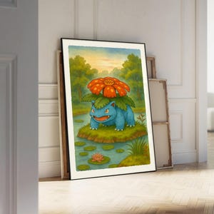 Puede incluir: Ilustraci&oacute;n enmarcada de una criatura azul con una gran flor naranja en la espalda, de pie en una peque&ntilde;a isla en un estanque. El fondo presenta &aacute;rboles y un cielo al atardecer. La obra de arte se exhibe en una habitaci&oacute;n con suelo de madera.