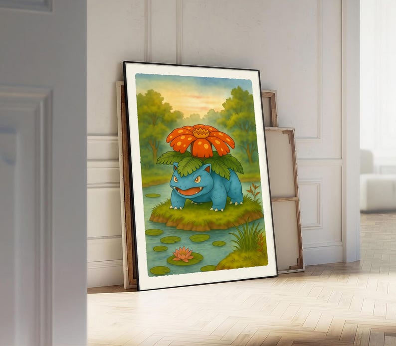 Puede incluir: Ilustraci&oacute;n enmarcada de una criatura azul con una gran flor naranja en la espalda, de pie en una peque&ntilde;a isla en un estanque. El fondo presenta &aacute;rboles y un cielo al atardecer. La obra de arte se exhibe en una habitaci&oacute;n con suelo de madera.