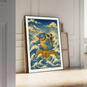 Puede incluir: Obra de arte enmarcada que presenta un personaje de dibujos animados azul y amarillo de pie sobre una roca en medio de olas oce&aacute;nicas estilizadas. La obra de arte tiene una est&eacute;tica vintage con un cielo azul y nubes en el fondo. El personaje tiene un caparaz&oacute;n de tortuga.