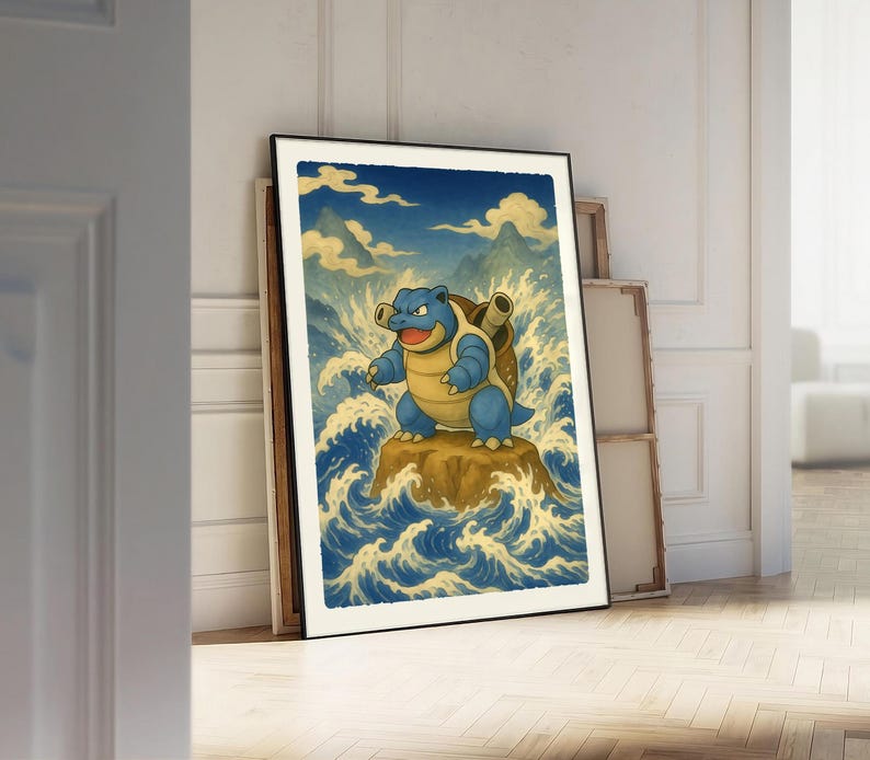 Puede incluir: Obra de arte enmarcada que presenta un personaje de dibujos animados azul y amarillo de pie sobre una roca en medio de olas oce&aacute;nicas estilizadas. La obra de arte tiene una est&eacute;tica vintage con un cielo azul y nubes en el fondo. El personaje tiene un caparaz&oacute;n de tortuga.