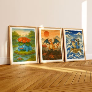 Puede incluir: Tres impresiones art&iacute;sticas enmarcadas con ilustraciones coloridas de personajes populares. Las impresiones est&aacute;n en marcos de madera y se exhiben sobre un suelo de madera. La obra de arte incluye una criatura azul con una flor, un drag&oacute;n naranja y una tortuga azul.
