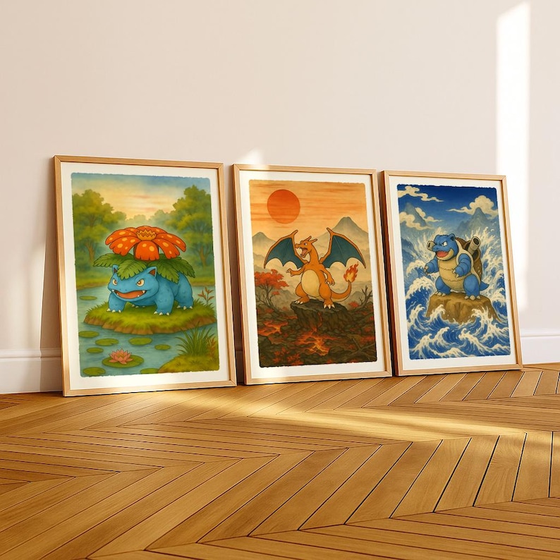 Puede incluir: Tres impresiones art&iacute;sticas enmarcadas con ilustraciones coloridas de personajes populares. Las impresiones est&aacute;n en marcos de madera y se exhiben sobre un suelo de madera. La obra de arte incluye una criatura azul con una flor, un drag&oacute;n naranja y una tortuga azul.