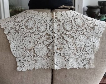 Antique Brussels Duchesse bobbin lace collar.