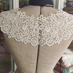 Antique Brussels bobbin lace collar.