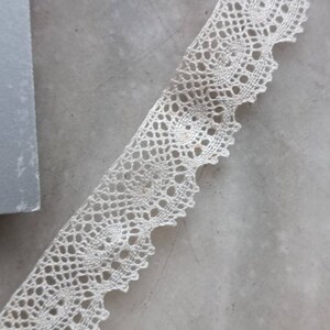 Antique white bobbin lace trim image 3