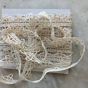 3.89 m fine 19th century linen bobbin lace trim
