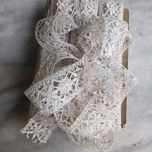 Vintage beige linen bobbin lace inset trim