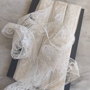 2 metres antique white Valenciennes inset trim.