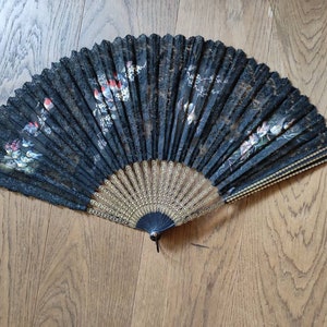 Precioso abanico Belle Époque de encaje negro pintado con pequeños pájaros.