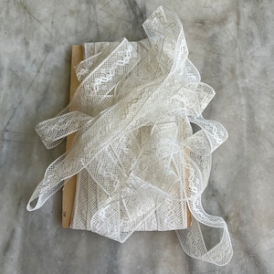 Finiture con inserti bianchi antichi Valenciennes