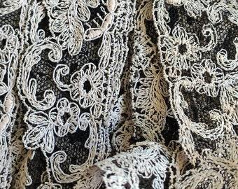 4 meters 1920s flesh on black lace trim.
