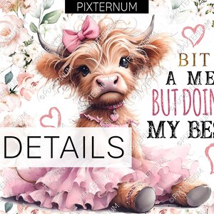 Puede incluir: Una vaca Highland con un vestido rosa y un lazo rosa, sobre un fondo floral. El texto "Bit of a mess but doing my best" est&aacute; escrito en letras rosas.