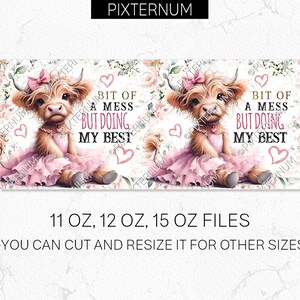 Puede incluir: Una descarga digital de un dise&ntilde;o de sublimaci&oacute;n con una vaca de las tierras altas de dibujos animados que lleva un vestido rosa y sostiene un coraz&oacute;n. El texto dice "Bit of a mess but doing my best".