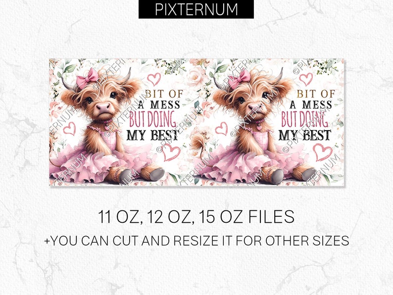 Puede incluir: Una descarga digital de un dise&ntilde;o de sublimaci&oacute;n con una vaca de las tierras altas de dibujos animados que lleva un vestido rosa y sostiene un coraz&oacute;n. El texto dice "Bit of a mess but doing my best".