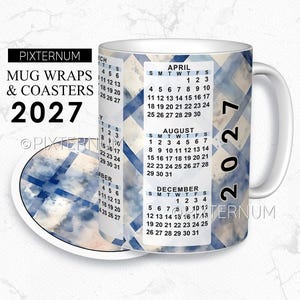 Puede incluir: Una taza de cerámica blanca y un posavasos redondo con un patrón de cuadros de acuarela azul y blanco. La taza muestra un calendario de 2027 con los meses de abril, agosto y diciembre. El texto PIXTERNUM MUG WRAPS & COASTERS 2027 es visible.