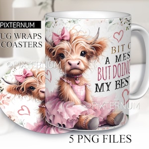 Puede incluir: Una taza de cer&aacute;mica blanca con un dise&ntilde;o floral rosa y una vaca de las Highlands con un vestido rosa y un lazo. La taza tiene el texto "Bit of a mess but doing my best" en letras doradas.