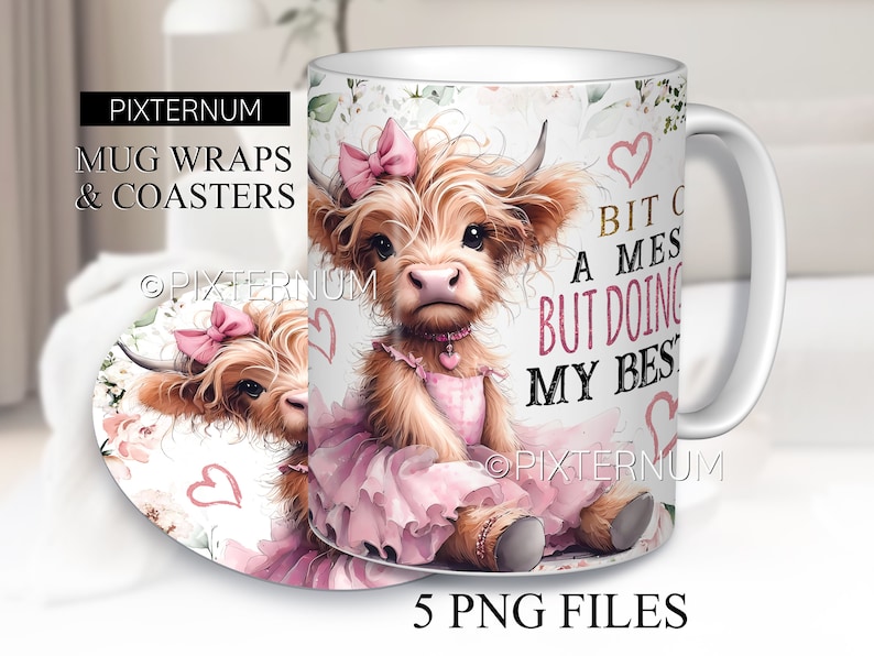 Puede incluir: Una taza de cer&aacute;mica blanca con un dise&ntilde;o floral rosa y una vaca de las Highlands con un vestido rosa y un lazo. La taza tiene el texto "Bit of a mess but doing my best" en letras doradas.
