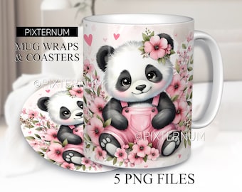 Puede incluir: Una taza de cerámica blanca con un oso panda rosa que lleva un mono y está rodeado de flores rosas. La taza tiene el texto "PIXTERNUM MUG WRAPS & COASTERS" en la parte delantera. La imagen también incluye un posavasos a juego con un diseño similar. El texto "5 PNG FILES" está en la parte inferior de la imagen.
