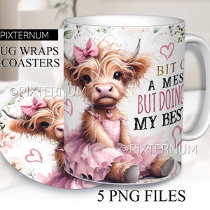 Puede incluir: Una taza de cer&aacute;mica blanca con un dise&ntilde;o floral rosa y una vaca de las Highlands con un vestido rosa y un lazo. La taza tiene el texto "Bit of a mess but doing my best" en letras doradas.