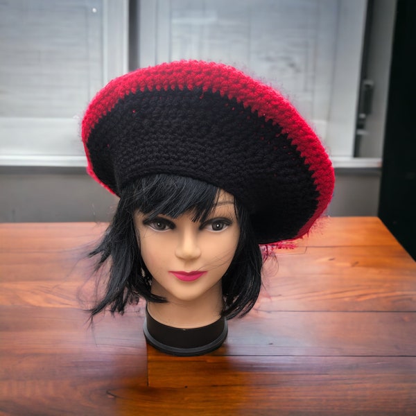 Béret au crochet bicolore rouge et noir tour de tête 58 cm