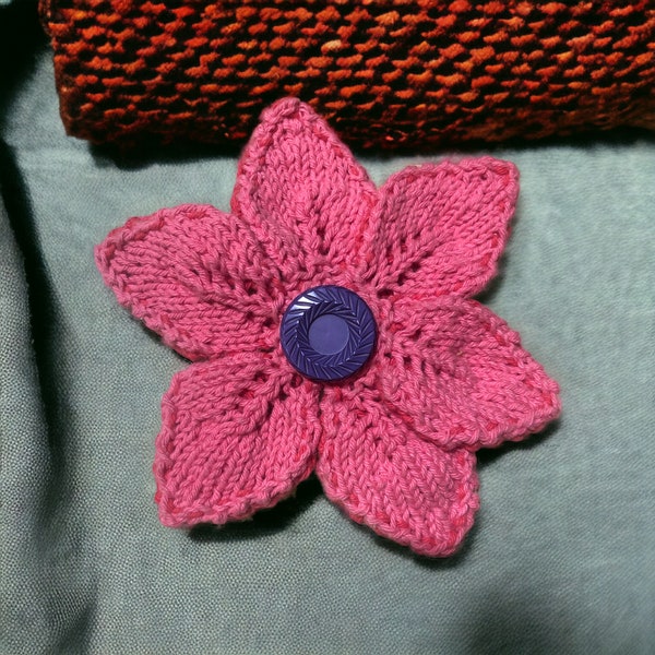 Broche fleur rose au tricot et bouton violet clair