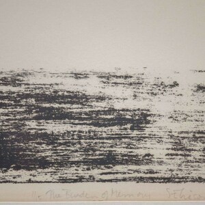 Puede incluir: Impresi&oacute;n abstracta en blanco y negro con el t&iacute;tulo "The Burden of Memory" del artista "Schnier", fechada en 1969.