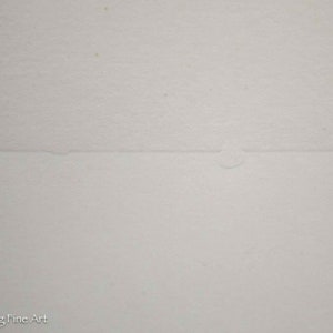 Puede incluir: Primer plano de una superficie blanca texturizada con una l&iacute;nea horizontal tenue.