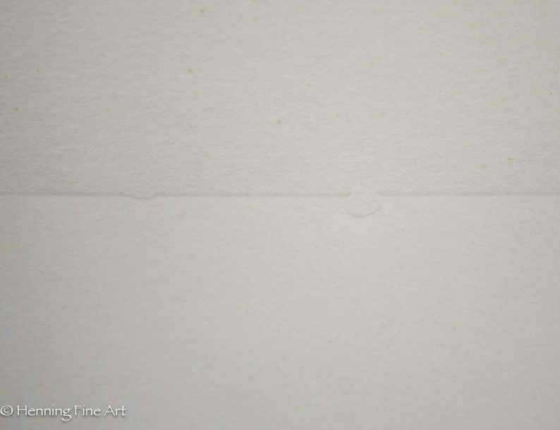 Puede incluir: Primer plano de una superficie blanca texturizada con una l&iacute;nea horizontal tenue.