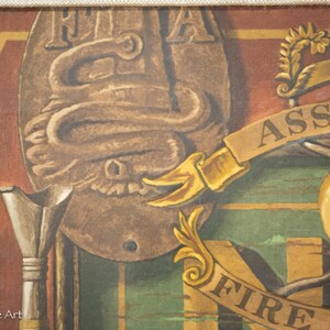 K&ouml;nnte beinhalten: Eine Illustration im Vintage-Stil eines Feuerwehr-Emblems. Das Emblem zeigt eine stilisierte Schlange, ein Herz und die Worte "Fire Company Assist". Der Hintergrund ist eine strukturierte, rot-braune Holztafel.