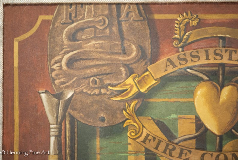 K&ouml;nnte beinhalten: Eine Illustration im Vintage-Stil eines Feuerwehr-Emblems. Das Emblem zeigt eine stilisierte Schlange, ein Herz und die Worte "Fire Company Assist". Der Hintergrund ist eine strukturierte, rot-braune Holztafel.