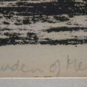 Puede incluir: Una impresi&oacute;n en blanco y negro de un paisaje con la firma manuscrita "The Burden of Memory".