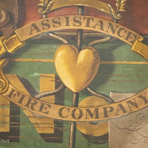 K&ouml;nnte beinhalten: Eine Illustration im Vintage-Stil eines Feuerwehr-Emblems. Das Emblem zeigt ein herzf&ouml;rmiges Design mit den Worten "Assistance Fire Company" in einem goldenen Banner. Der Hintergrund ist ein gr&uuml;nes und braunes Holzmaserungsmuster.